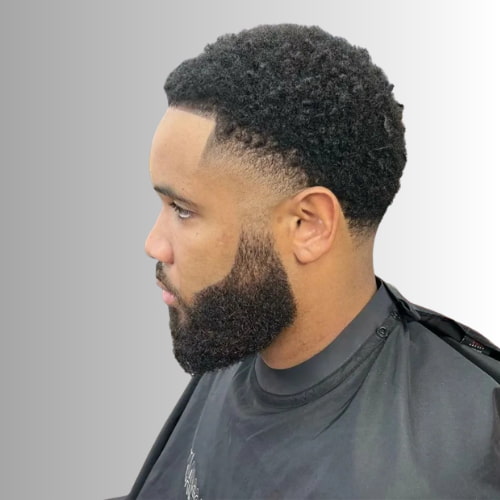Degradé alto (High Taper Fade) com cabelo comprido