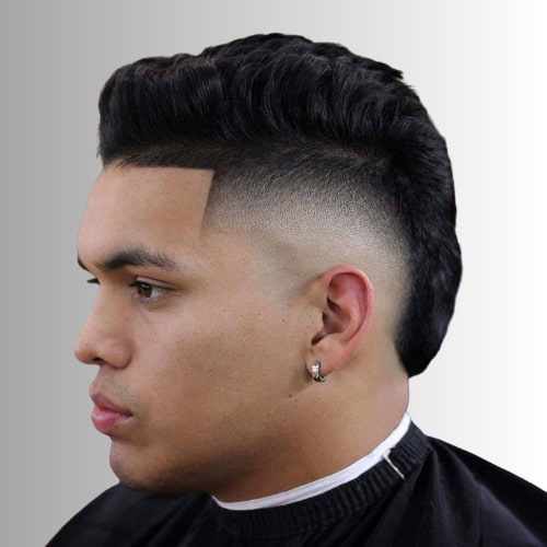 Corte degradé alto, moicano com risco ao lado.