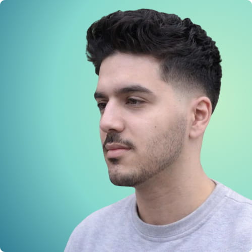 Corte de cabelo com topete degradé médio