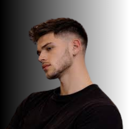 Corte de cabelo com degradé e marcação lateral