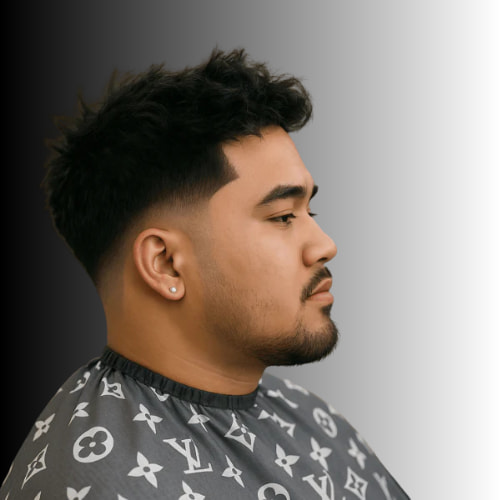 Corte de cabelo encaracolado com máquina (estilo "guard buzz")