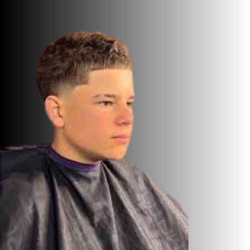 Corte de cabelo com degradé baixo (low taper) feito com a máquina
